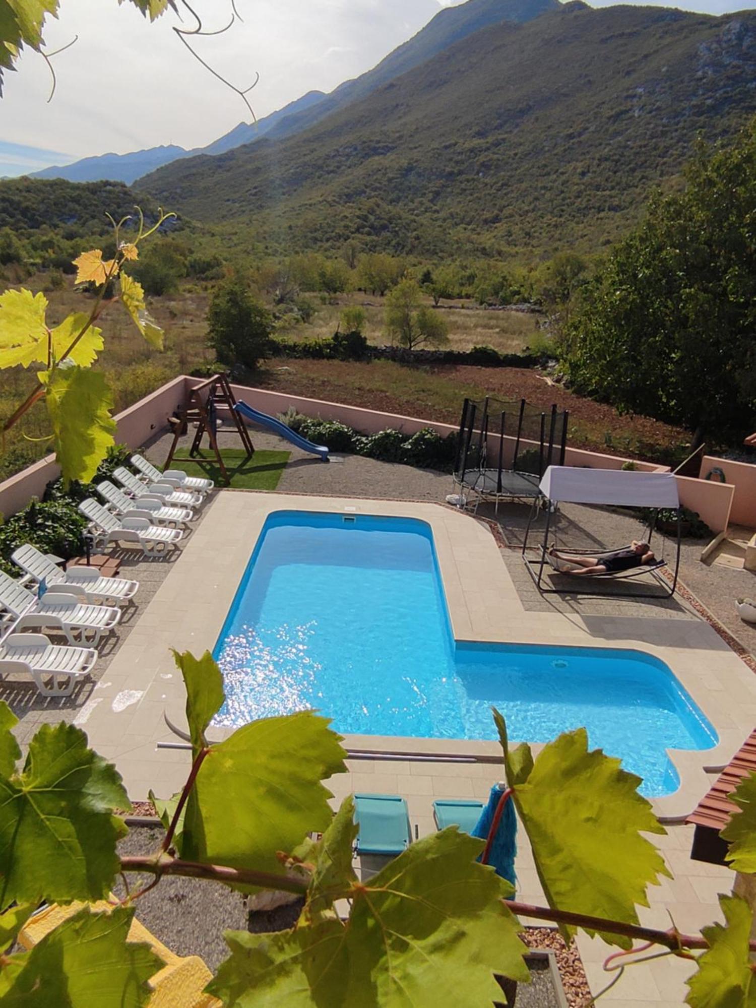 Holiday Home Perunika Zezevica Ngoại thất bức ảnh